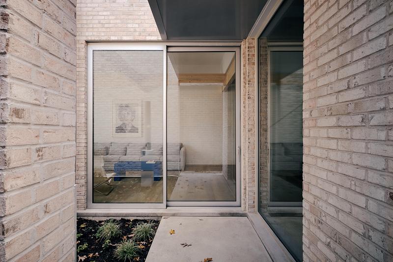 Dossier de presse | 2744-15 - Communiqué de presse | Casa Loma Residence - StudioAC - Architecture résidentielle - Rear Entry  - Crédit photo : Felix Michaud
