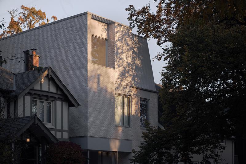 Dossier de presse | 2744-15 - Communiqué de presse | Casa Loma Residence - StudioAC - Architecture résidentielle - Front Corner  - Crédit photo : Felix Michaud