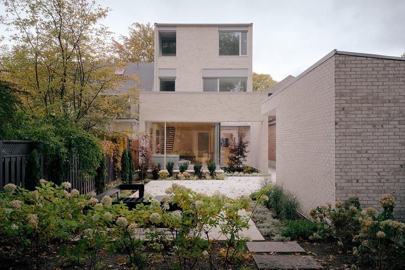 Dossier de presse | 2744-15 - Communiqué de presse | Casa Loma Residence - StudioAC - Architecture résidentielle - Rear Garden  - Crédit photo : Felix Michaud