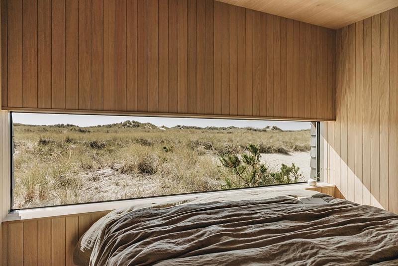 Dossier de presse | 6522-01 - Communiqué de presse | Dune House - Waechter Architecture - Architecture résidentielle - Bedroom Window, Looking West - Crédit photo : Pablo Enriquez