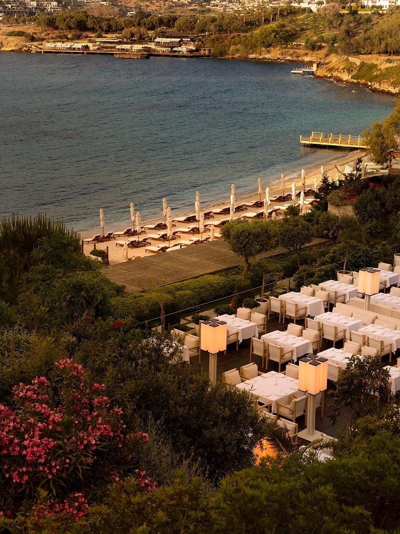Dossier de presse | 7775-04 - Communiqué de presse | URBANJOBS réinvente l'expérience culinaire au Bodrum EDITION - URBANJOBS - Design d’intérieur commercial -  Daha par Mehmet Akdağ   - Crédit photo : İbrahim Özbunar I 645studio 