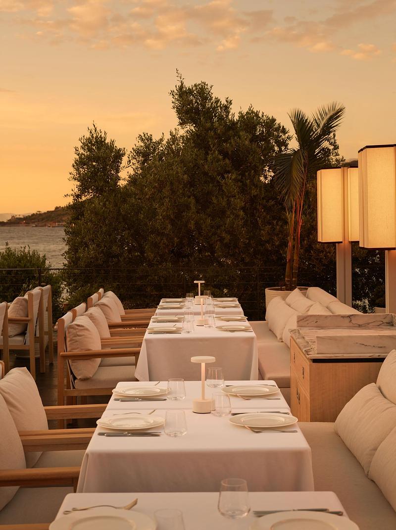 Dossier de presse | 7775-04 - Communiqué de presse | URBANJOBS réinvente l'expérience culinaire au Bodrum EDITION - URBANJOBS - Design d’intérieur commercial -  Daha par Mehmet Akdağ   - Crédit photo : İbrahim Özbunar I 645studio 