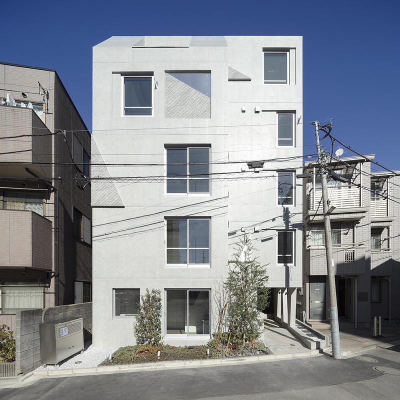 Dossier de presse | 3153-06 - Communiqué de presse | SHIN NAKANO trapezoidal - RYUICHI SASAKI ARCHITECTURE - Architecture résidentielle - EXTERIOR VIEW - Crédit photo : TAKUMI OTA PHOTOGRAPHY