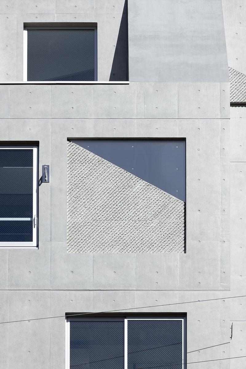 Dossier de presse | 3153-06 - Communiqué de presse | SHIN NAKANO trapezoidal - RYUICHI SASAKI ARCHITECTURE - Architecture résidentielle - EXTERIOR VIEW - Crédit photo : TAKUMI OTA PHOTOGRAPHY