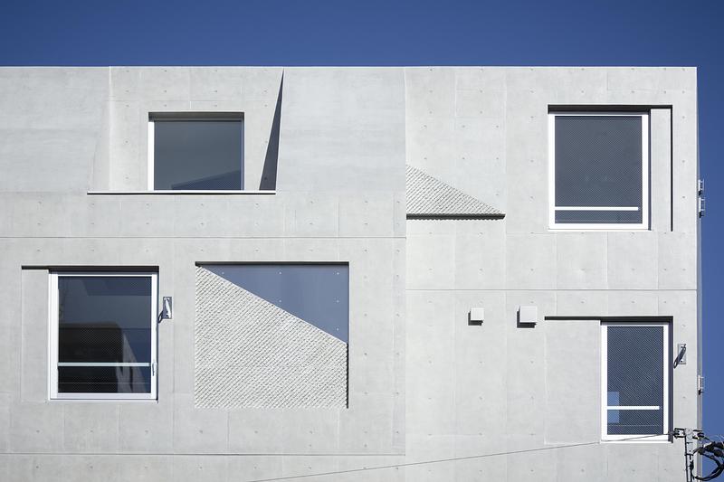 Dossier de presse | 3153-06 - Communiqué de presse | SHIN NAKANO trapezoidal - RYUICHI SASAKI ARCHITECTURE - Architecture résidentielle - EXTERIOR VIEW - Crédit photo : TAKUMI OTA PHOTOGRAPHY