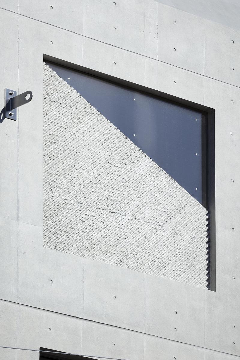 Dossier de presse | 3153-06 - Communiqué de presse | SHIN NAKANO trapezoidal - RYUICHI SASAKI ARCHITECTURE - Architecture résidentielle - EXTERIOR VIEW - Crédit photo : TAKUMI OTA PHOTOGRAPHY