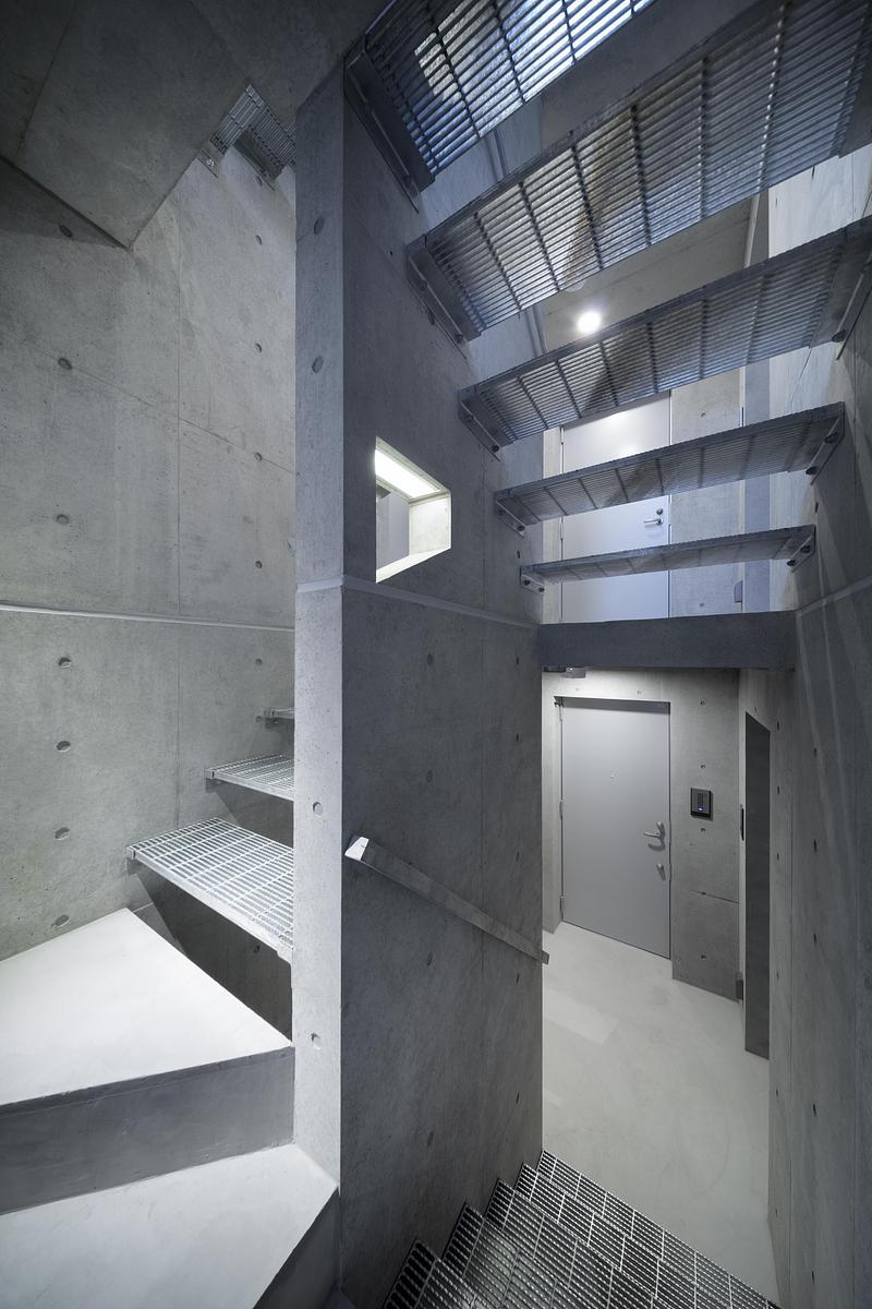 Dossier de presse | 3153-06 - Communiqué de presse | SHIN NAKANO trapezoidal - RYUICHI SASAKI ARCHITECTURE - Architecture résidentielle - STAIRCASE - Crédit photo : TAKUMI OTA PHOTOGRAPHY