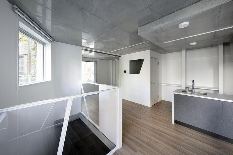 Dossier de presse | 3153-06 - Communiqué de presse | SHIN NAKANO trapezoidal - RYUICHI SASAKI ARCHITECTURE - Architecture résidentielle - INTERIOR VIEW WITH VOID - Crédit photo : TAKUMI OTA PHOTOGRAPHY