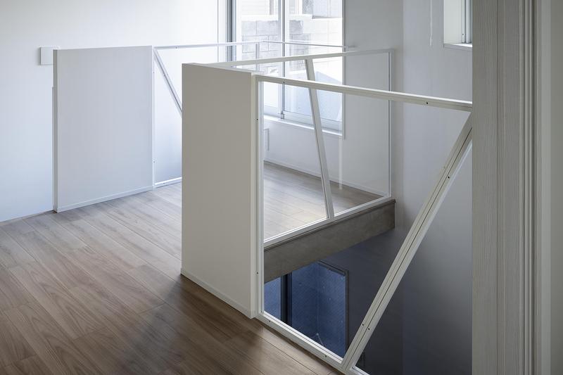 Dossier de presse | 3153-06 - Communiqué de presse | SHIN NAKANO trapezoidal - RYUICHI SASAKI ARCHITECTURE - Architecture résidentielle - INTERIOR VIEW - Crédit photo : TAKUMI OTA PHOTOGRAPHY