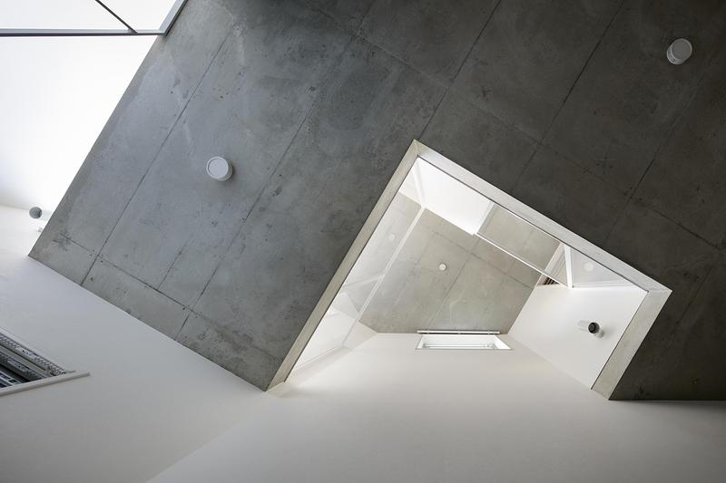 Dossier de presse | 3153-06 - Communiqué de presse | SHIN NAKANO trapezoidal - RYUICHI SASAKI ARCHITECTURE - Architecture résidentielle - INTERIOR VIEW UPPER VOID - Crédit photo : TAKUMI OTA PHOTOGRAPHY