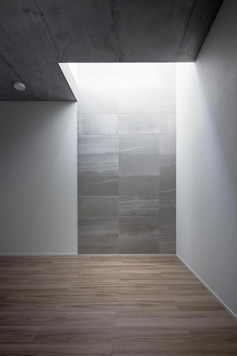 Dossier de presse | 3153-06 - Communiqué de presse | SHIN NAKANO trapezoidal - RYUICHI SASAKI ARCHITECTURE - Architecture résidentielle - INTERIOR VIEW AND SKYLIGHT - Crédit photo : TAKUMI OTA PHOTOGRAPHY