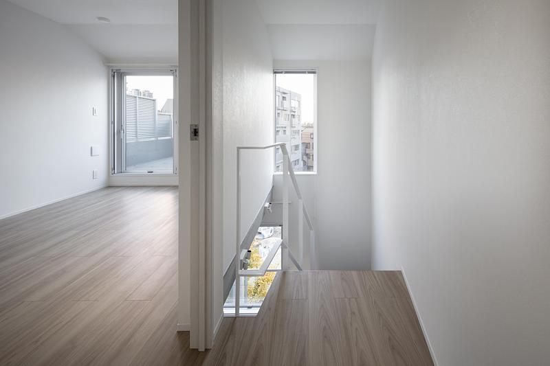Dossier de presse | 3153-06 - Communiqué de presse | SHIN NAKANO trapezoidal - RYUICHI SASAKI ARCHITECTURE - Architecture résidentielle - BED ROOM AND STAIRCASE - Crédit photo : TAKUMI OTA PHOTOGRAPHY