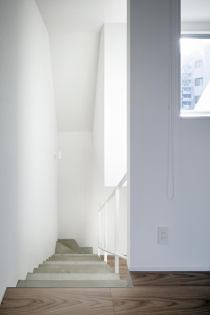 Dossier de presse | 3153-06 - Communiqué de presse | SHIN NAKANO trapezoidal - RYUICHI SASAKI ARCHITECTURE - Architecture résidentielle - INTERIOR STAIRCASE - Crédit photo : TAKUMI OTA PHOTOGRAPHY