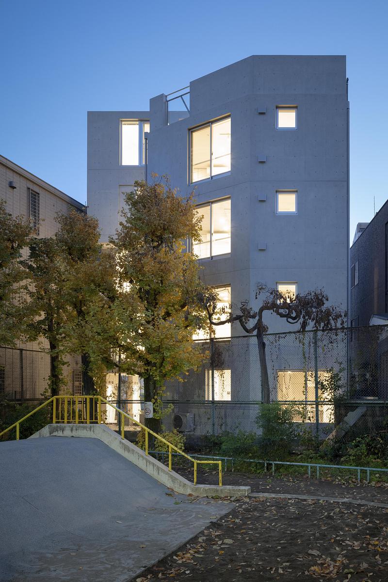 Dossier de presse | 3153-06 - Communiqué de presse | SHIN NAKANO trapezoidal - RYUICHI SASAKI ARCHITECTURE - Architecture résidentielle - TWILIGHT EXTERIOR - Crédit photo : TAKUMI OTA PHOTOGRAPHY