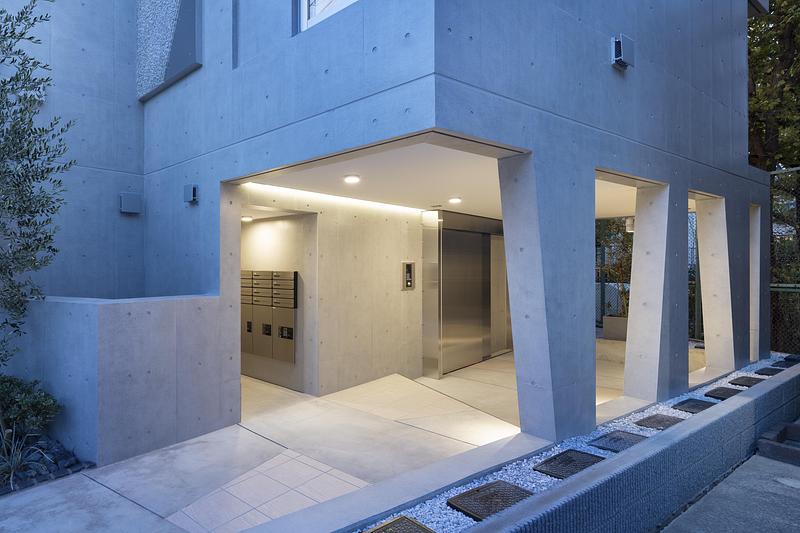 Dossier de presse | 3153-06 - Communiqué de presse | SHIN NAKANO trapezoidal - RYUICHI SASAKI ARCHITECTURE - Architecture résidentielle - TWILIGHT ENTRANCE HALLWAY - Crédit photo : TAKUMI OTA PHOTOGRAPHY