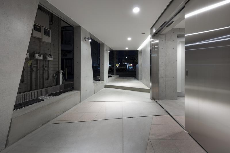 Dossier de presse | 3153-06 - Communiqué de presse | SHIN NAKANO trapezoidal - RYUICHI SASAKI ARCHITECTURE - Architecture résidentielle - ENTRANCE HALLWAY - Crédit photo : TAKUMI OTA PHOTOGRAPHY