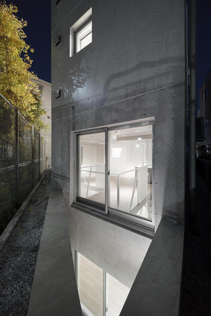 Dossier de presse | 3153-06 - Communiqué de presse | SHIN NAKANO trapezoidal - RYUICHI SASAKI ARCHITECTURE - Architecture résidentielle - EXTERIOR NIGHT VIEW  - Crédit photo : TAKUMI OTA PHOTOGRAPHY