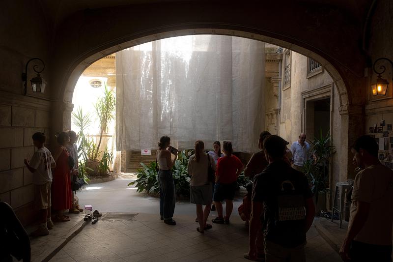 Press kit | 7936-01 - Press release | Japanese Architect Yurika Takemura Wins the 20th Anniversary Jury Prize at Festival des Architectures Vives 2026 - YuricaDesign&Architecture - Art - Visitors gather at the threshold of an uncertain landscape. - Photo credit: Mathis Espagene