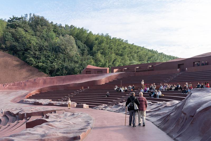 Press kit | 3524-07 - Press release | The Earth Valley Theater - GOA (Group of Architects) - Landscape Architecture - Audience Entering the Auditorium - Photo credit: ©CHEN Xi Studio