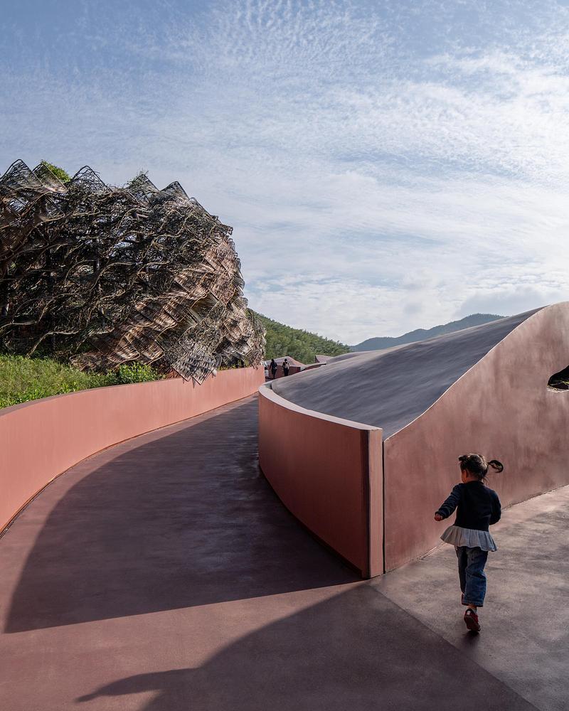 Press kit | 3524-07 - Press release | The Earth Valley Theater - GOA (Group of Architects) - Landscape Architecture - A Child Exploring the Meandering Entrance Pathway - Photo credit: ©CHEN Xi Studio