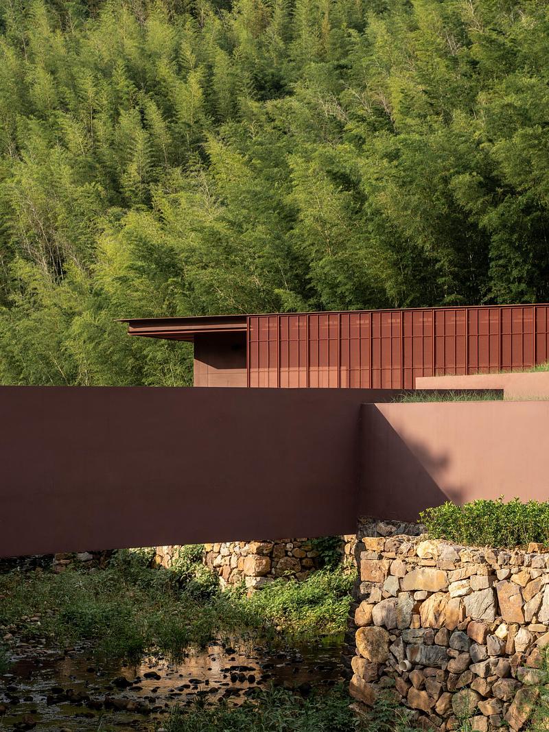 Press kit | 3524-07 - Press release | The Earth Valley Theater - GOA (Group of Architects) - Landscape Architecture - Entrance Hall &amp; Passageway Across the Stream - Photo credit: ©CHEN Xi Studio