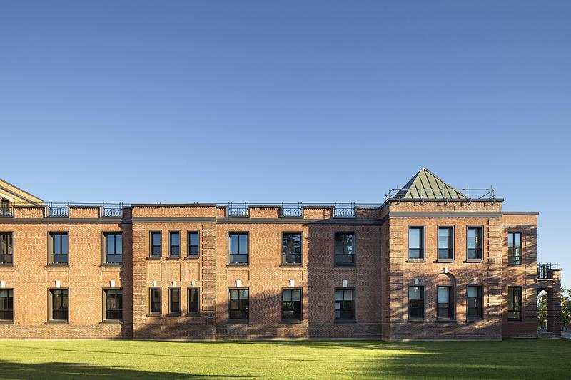 Dossier de presse | 952-39 - Communiqué de presse | MELLEM GRACE DART : La reconversion audacieuse d’un symbole patrimonial en un milieu de vie contemporain et inclusif - Provencher_Roy - Architecture institutionnelle - Crédit photo : Adrien Williams