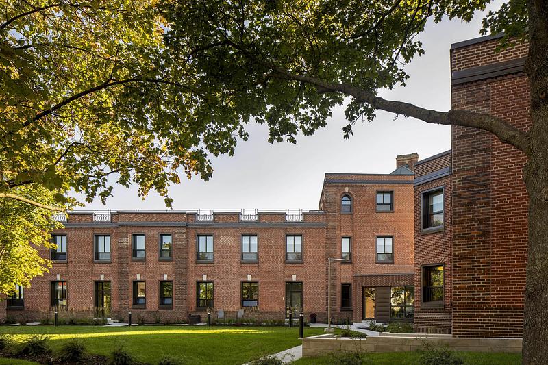 Dossier de presse | 952-39 - Communiqué de presse | MELLEM GRACE DART : La reconversion audacieuse d’un symbole patrimonial en un milieu de vie contemporain et inclusif - Provencher_Roy - Architecture institutionnelle - Crédit photo : Adrien Williams
