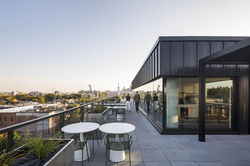 Dossier de presse | 952-39 - Communiqué de presse | MELLEM GRACE DART : La reconversion audacieuse d’un symbole patrimonial en un milieu de vie contemporain et inclusif - Provencher_Roy - Architecture institutionnelle - Crédit photo : Adrien Williams
