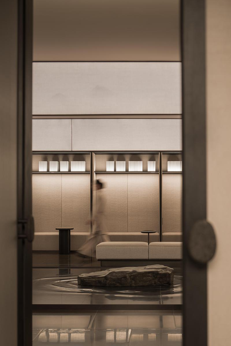 Press kit | 3531-17 - Press release | GRAND JI HOTEL - Vermilion Zhou Design Group - Commercial Interior Design - <p class="">Meeting Foyer</p> - Photo credit: Jian Quan Wu