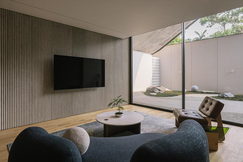 Press kit | 6235-01 - Press release | Split Mass Residence - K-Thengono Design Studio - Residential Architecture - Photo credit: Finbarr Fallon
