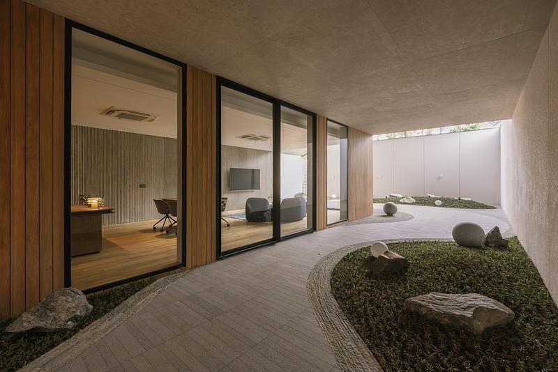 Press kit | 6235-01 - Press release | Split Mass Residence - K-Thengono Design Studio - Residential Architecture - Photo credit: Finbarr Fallon