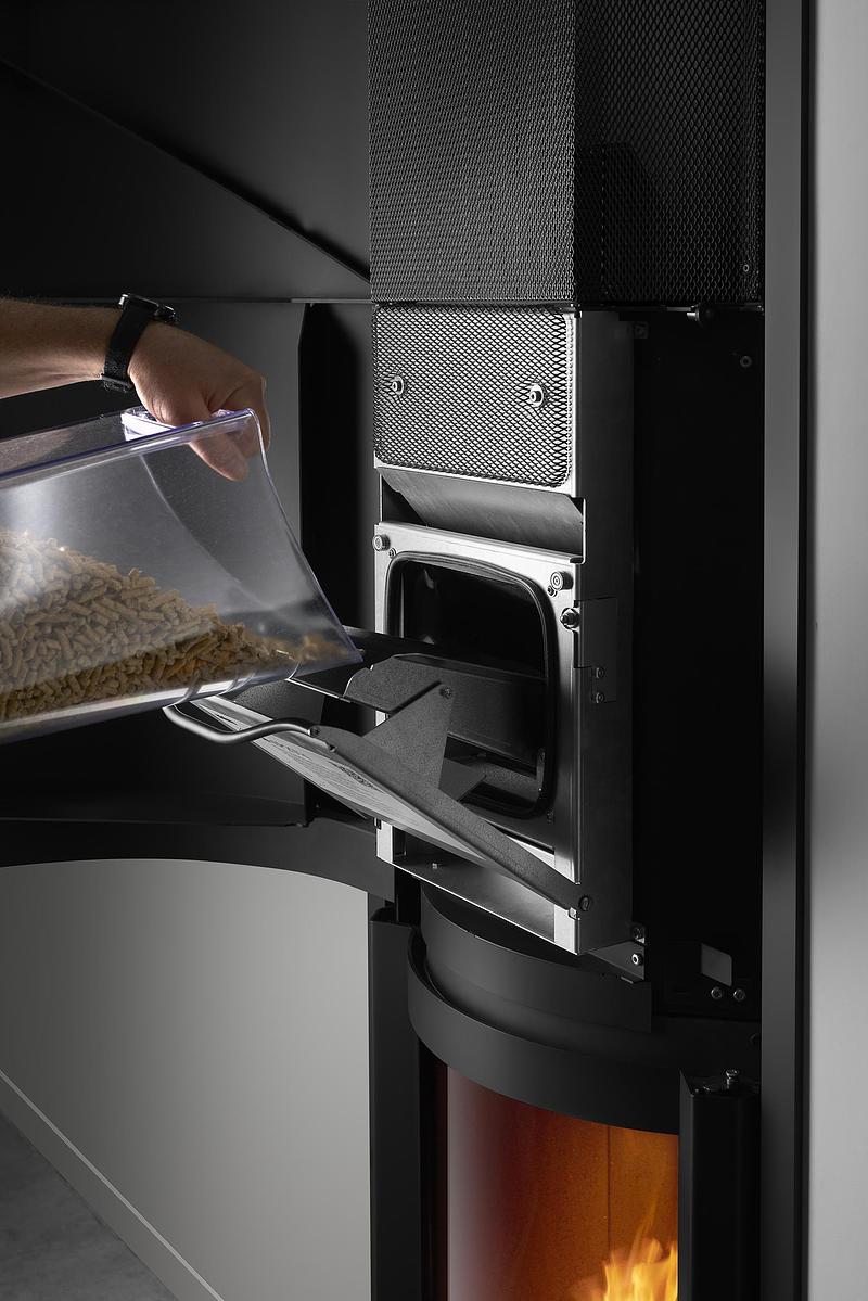 Press kit | 7801-01 - Press release | sP20-in: The First Pellet Insert by Stûv - Stûv SA - Product - sP20-in - Loading hatch - Photo credit: François Chevalier