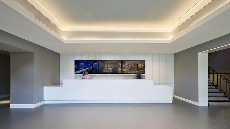 Dossier de presse | 2757-65 - Communiqué de presse | StudioHAU Completes Extensive Renovation and Redesign of the Berkshire Museum’s First Floor Galleries, Aquarium and Public Spaces - StudioHAU - Architecture institutionnelle -  The welcome lobby is designed to be open and inviting, featuring natural light during the day and recessed lighting at night.   - Crédit photo : Sam Cornwall  