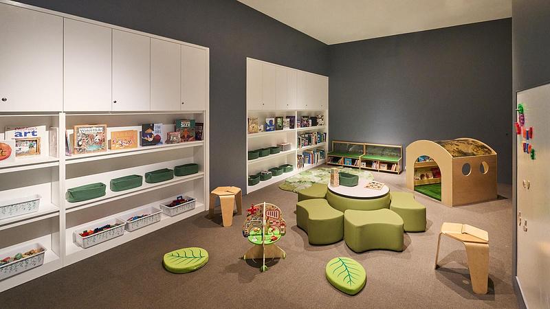 Dossier de presse | 2757-65 - Communiqué de presse | StudioHAU Completes Extensive Renovation and Redesign of the Berkshire Museum’s First Floor Galleries, Aquarium and Public Spaces - StudioHAU - Architecture institutionnelle - The children's activity area provides a engaging play space for younger visitors.  - Crédit photo : Sam Cornwall