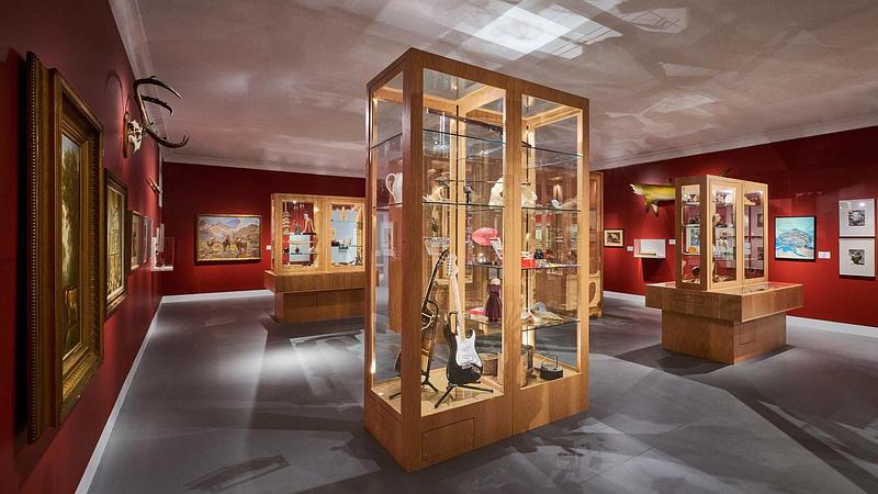 Dossier de presse | 2757-65 - Communiqué de presse | StudioHAU Completes Extensive Renovation and Redesign of the Berkshire Museum’s First Floor Galleries, Aquarium and Public Spaces - StudioHAU - Architecture institutionnelle -  Gallery 2 focuses on thematic installations and simultaneous display of artifacts as “cabinets of curiosities” where history, science, and art converge.   - Crédit photo : Sam Cornwall