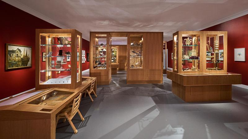 Dossier de presse | 2757-65 - Communiqué de presse | StudioHAU Completes Extensive Renovation and Redesign of the Berkshire Museum’s First Floor Galleries, Aquarium and Public Spaces - StudioHAU - Architecture institutionnelle - This gallery includes five types of crafted-stained wood-cabinets featuring walk through displays, digital interactive elements, and physical protected case drawers that visitors can open for closer viewing. - Crédit photo : Sam Cornwall