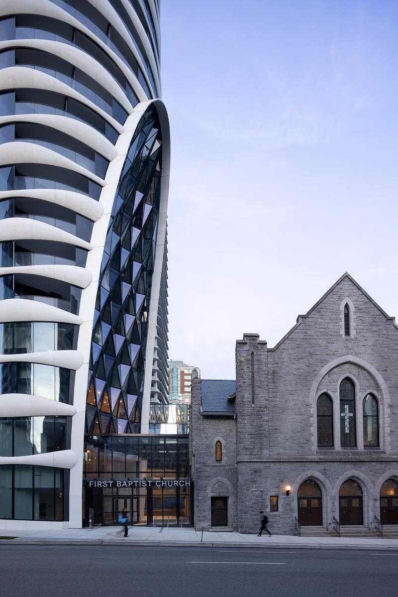 Dossier de presse | 2197-03 - Communiqué de presse | The Butterfly + First Baptist Church Complex - Revery Architecture - Architecture résidentielle - Butterfly and First Baptist Church - Crédit photo : Ema Peter