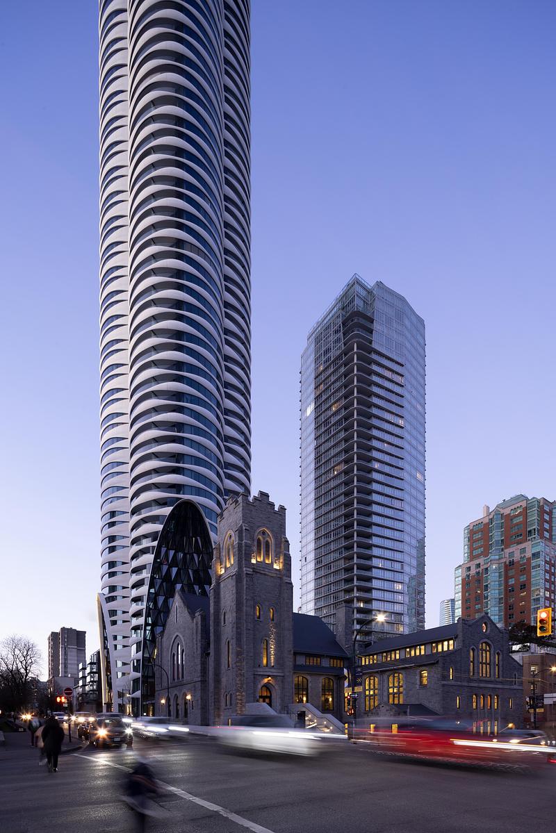 Dossier de presse | 2197-03 - Communiqué de presse | The Butterfly + First Baptist Church Complex - Revery Architecture - Architecture résidentielle - Butterfly and FBC from the corner - Crédit photo : Ema Peter