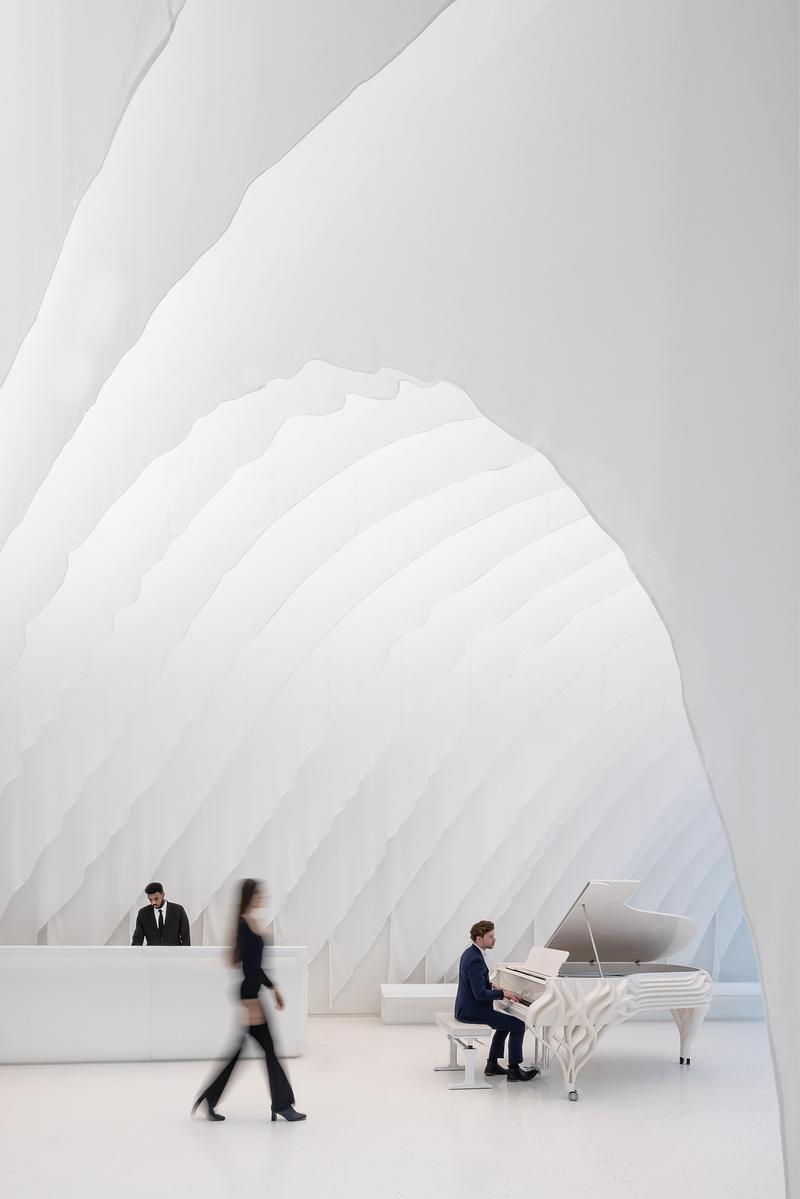 Dossier de presse | 2197-03 - Communiqué de presse | The Butterfly + First Baptist Church Complex - Revery Architecture - Architecture résidentielle - Butterfly Lobby with custom designed piano - Crédit photo : Ema Peter