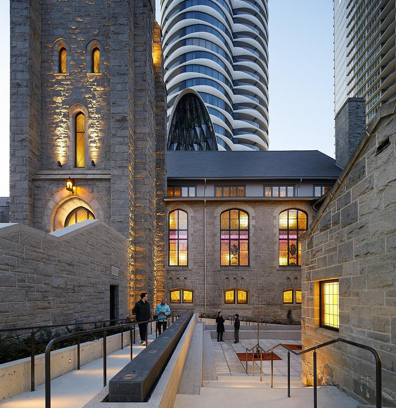 Dossier de presse | 2197-03 - Communiqué de presse | The Butterfly + First Baptist Church Complex - Revery Architecture - Architecture résidentielle - New public courtyard and public entrance - Crédit photo : Hufton + Crow