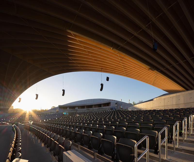 Dossier de presse | 2197-02 - Communiqué de presse | Freedom Mobile Arch - Revery Architecture - Architecture commerciale - Elegant barrel vaulted roof structure in the early morning - Crédit photo : Ema Peter
