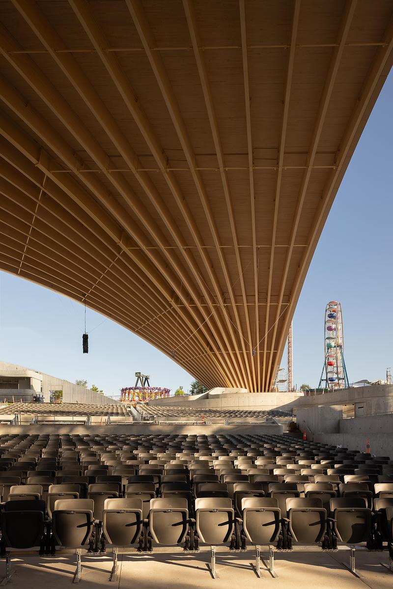 Dossier de presse | 2197-02 - Communiqué de presse | Freedom Mobile Arch - Revery Architecture - Architecture commerciale - Covered seating sections - Crédit photo : Ema Peter