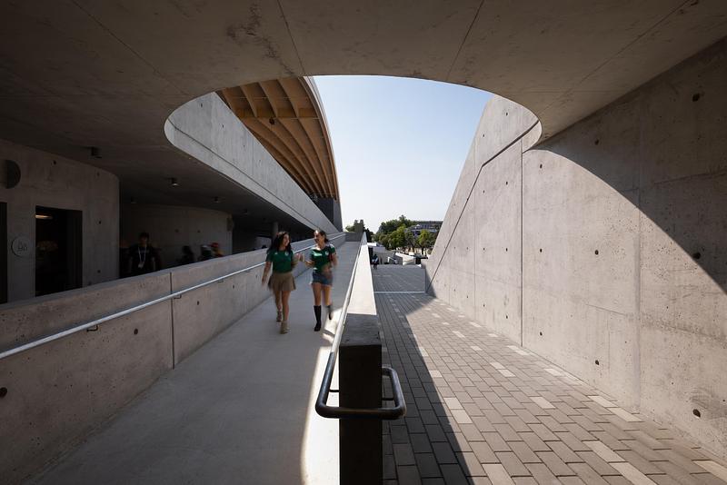 Dossier de presse | 2197-02 - Communiqué de presse | Freedom Mobile Arch - Revery Architecture - Architecture commerciale - Fully accessible walkways - Crédit photo : Ema Peter