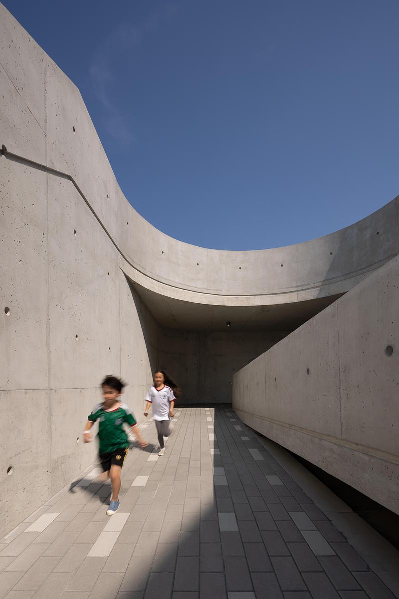 Dossier de presse | 2197-02 - Communiqué de presse | Freedom Mobile Arch - Revery Architecture - Architecture commerciale - Sculptural walkways and ramps - Crédit photo : Ema Peter