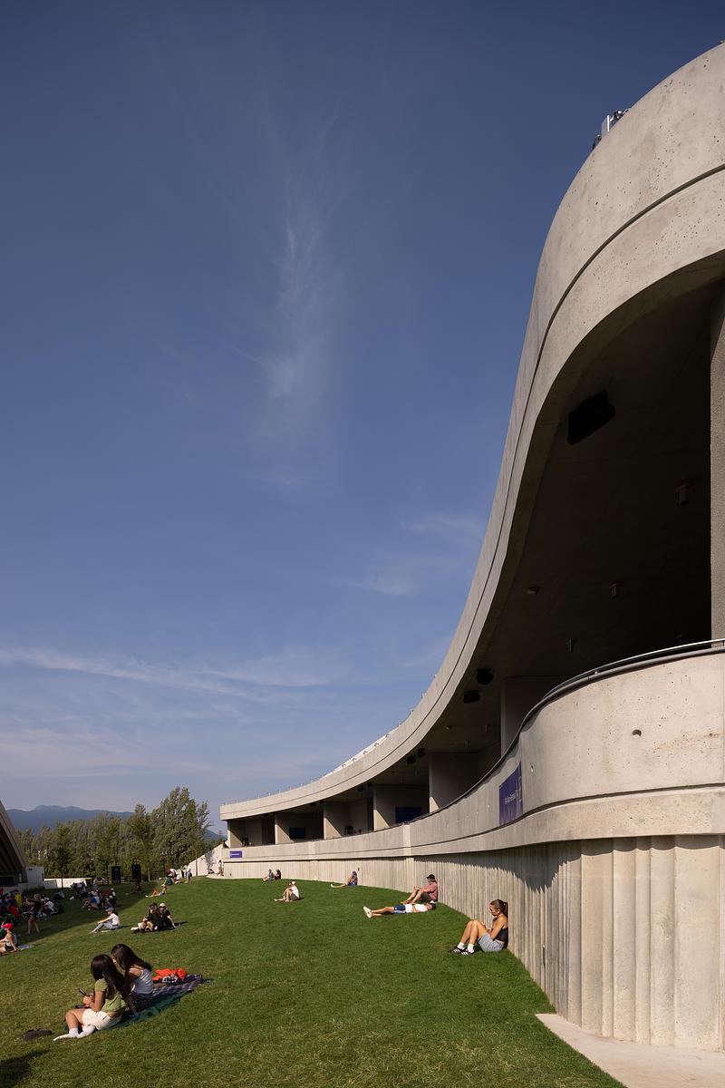 Dossier de presse | 2197-02 - Communiqué de presse | Freedom Mobile Arch - Revery Architecture - Architecture commerciale - VIP boxes and acoustic wall lining the back of the lawn area - Crédit photo : Ema Peter