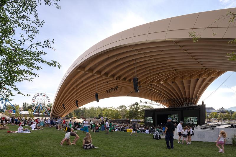 Dossier de presse | 2197-02 - Communiqué de presse | Freedom Mobile Arch - Revery Architecture - Architecture commerciale - Space for families and kids on the lawn to play - Crédit photo : Ema Peter
