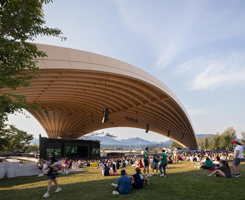 Dossier de presse | 2197-02 - Communiqué de presse | Freedom Mobile Arch - Revery Architecture - Architecture commerciale - Framed view of the north shore mountains - Crédit photo : Ema Peter