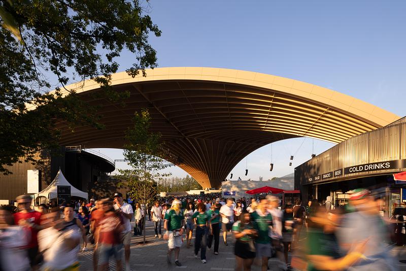 Dossier de presse | 2197-02 - Communiqué de presse | Freedom Mobile Arch - Revery Architecture - Architecture commerciale - The approach through the plaza and concessions - Crédit photo : Ema Peter