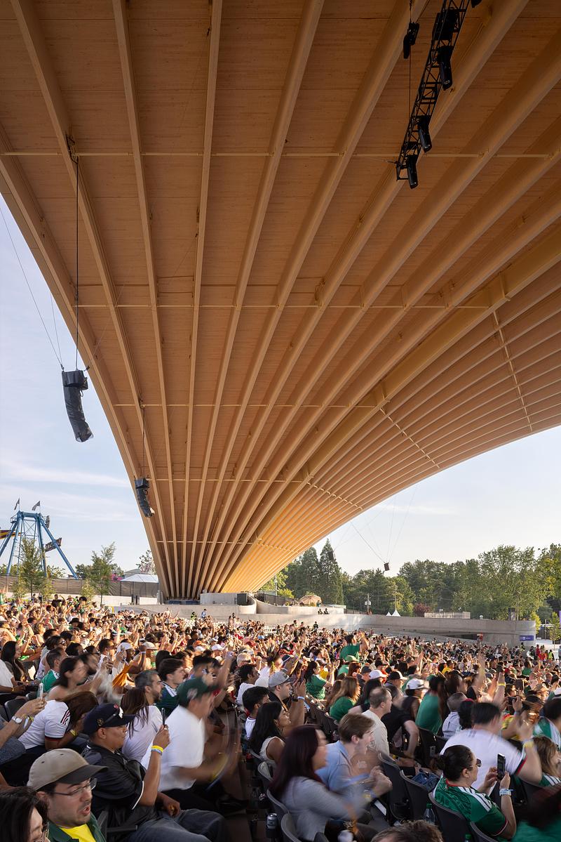 Dossier de presse | 2197-02 - Communiqué de presse | Freedom Mobile Arch - Revery Architecture - Architecture commerciale - Crowd under the roof - Crédit photo : Ema Peter