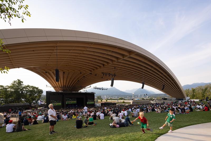 Dossier de presse | 2197-02 - Communiqué de presse | Freedom Mobile Arch - Revery Architecture - Architecture commerciale - View from the lawn seating - Crédit photo : Ema Peter